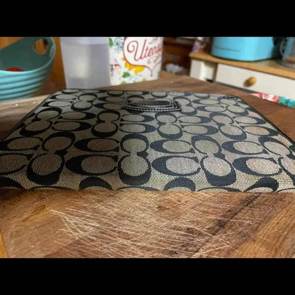 Coach Signature I Pad Pro cover (Authentic) - Picture 3 of 7